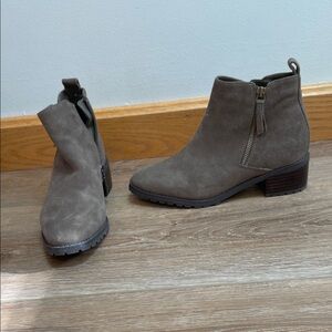 Women's Suede Ankle Boots Blondo waterproof new with tags never worn